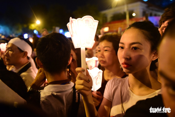 A woman holds a candle during the funeral of late Ho Chi Minh City Archbishop Paul Bui Van Doc in District 1, Ho Chi Minh City, March 16, 2018. Photo: Tuoi Tre