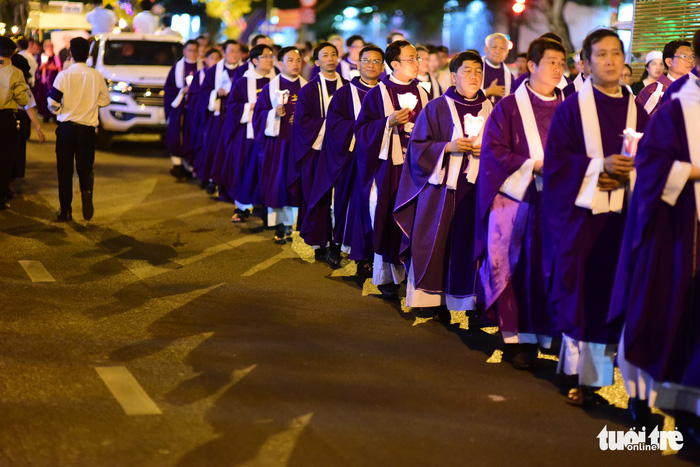 Thousands join a procession to accompany the body of late Archbishop Paul Bui Van Doc as it is marched from the Saigon Notre-Dame Basilica to a nearby pastoral center in Ho Chi Minh City, March 16, 2018. Photo: Tuoi Tre
