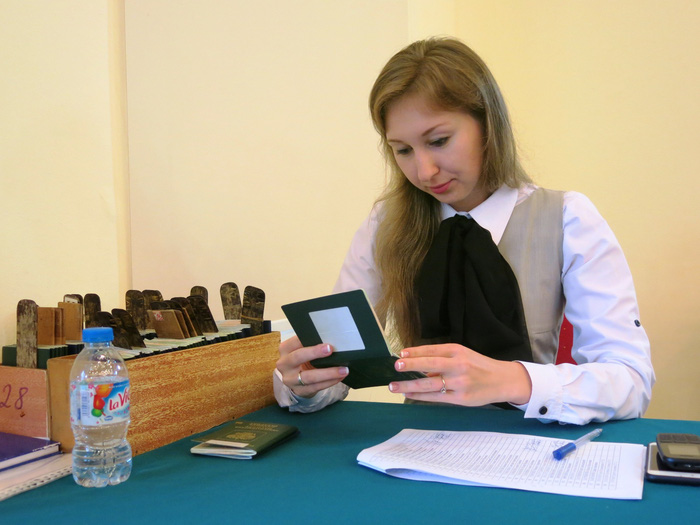 An employee at the Embassy of Russia in Hanoi checks the passports of voters. Photo: Tuoi Tre