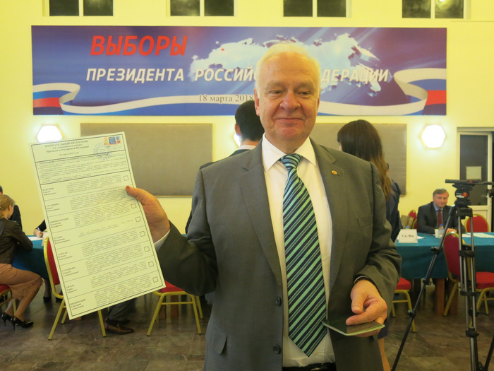 Russian Ambassador to Vietnam Konstantin Vnukov holds his ballot. Photo: Tuoi Tre
