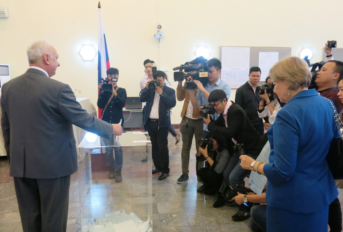 Ambassador Konstantin Vnukov casts his vote. Photo: Tuoi Tre