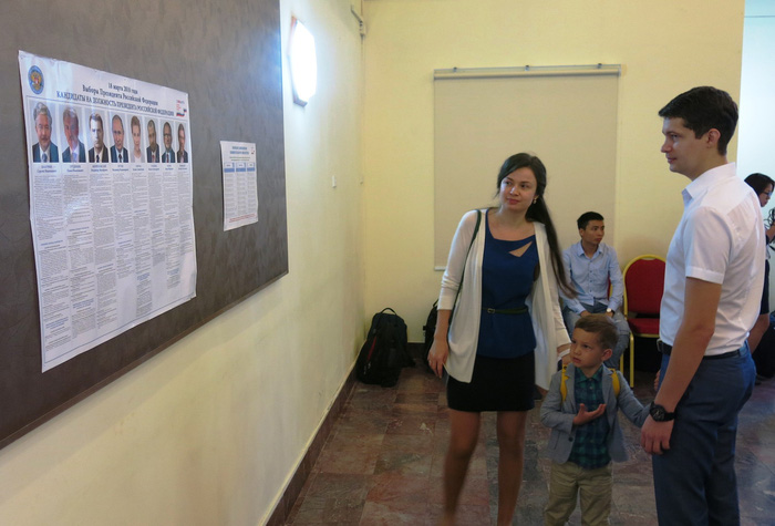 A family reviews the list of candidates. Photo: Tuoi Tre