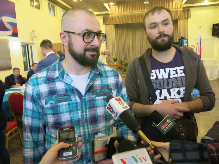 Two Russian tourists talk to the press after casting their ballots. Photo: Tuoi Tre