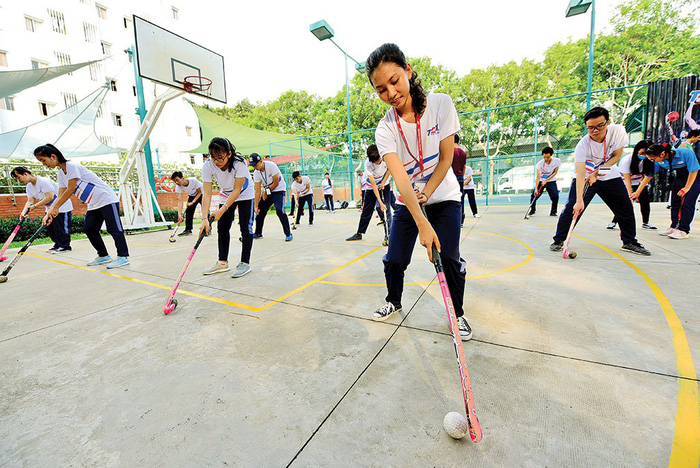 Students perform hockey moves at Ton Duc Thang University, in Ho Chi Minh City. Photo: Tuoi Tre