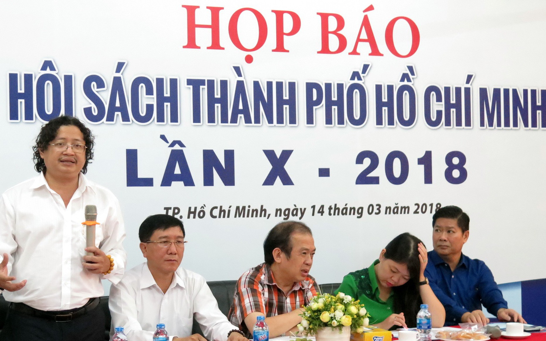 Nguyen Minh Nhut (L), director of Tre Publishing House, speaks at a press conference announcing the 2018 Ho Chi Minh City Book Fair on March 14, 2018. Photo: Tuoi Tre