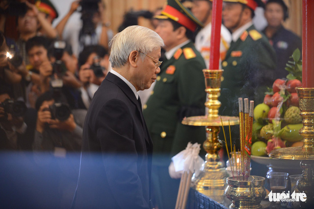 General Secretary of the Communist Party of Vietnam Nguyen Phu Trong pays respects to the late leader.