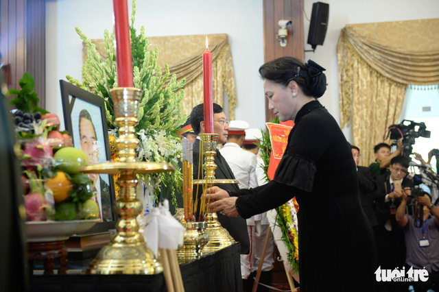 Chairwoman of the National Assembly Nguyen Thi Kim Ngan pays tribute to late PM Phan Van Khai.