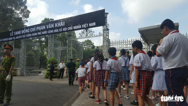 Students from Nguyen Van Tao Elementary School in Nha Be District attend the funeral.