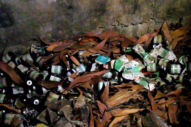 Bottles of tranquilizer are found at a sty in Bien Hoa City, Dong Nai Province, on the evening of March 20, 2018. Photo: Tuoi Tre