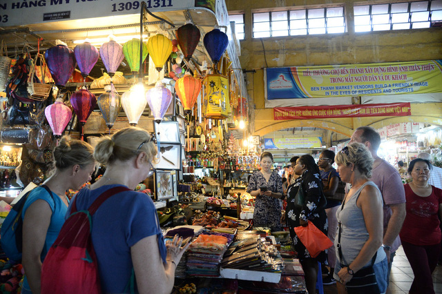 Foreign tourists shop at Ben Thanh Market, Ho Chi Minh City. Photo: Tuoi Tre