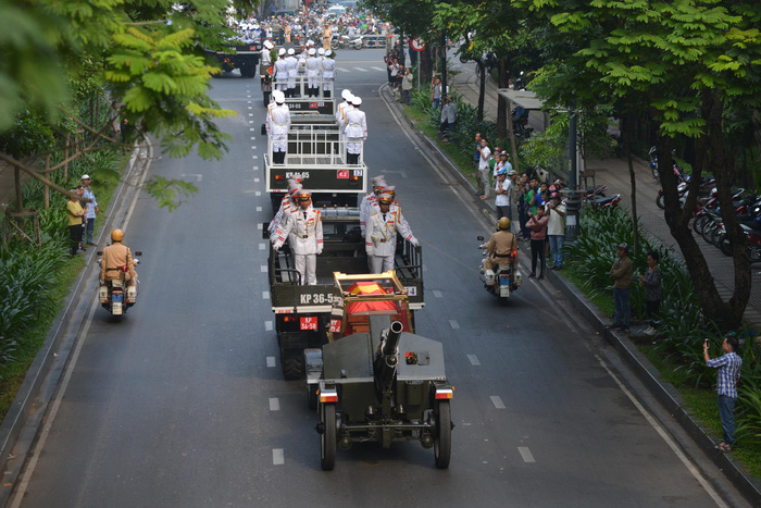 The funeral procession travels on Phan Thuc Duyen Street.