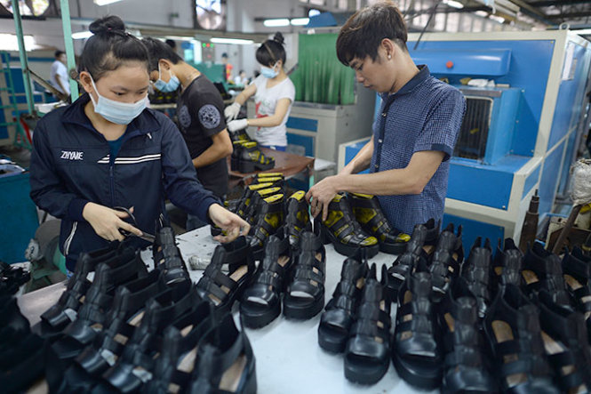 Workers inspect leather shoes before boxing for export at a factory in Vietnam. Photo: Tuoi Tre