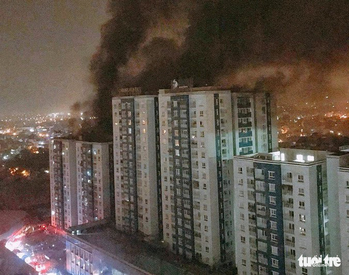 The Carina Plaza is seen on fire in Ho Chi Minh on March 23, 2018. Photo: Tuoi Tre