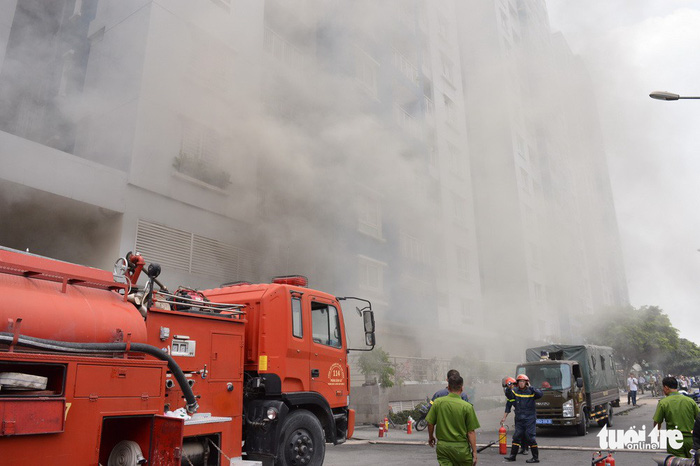 Block C of the Carina Plaza is seen on fire in Ho Chi Minh on March 23, 2018. Photo: Tuoi Tre