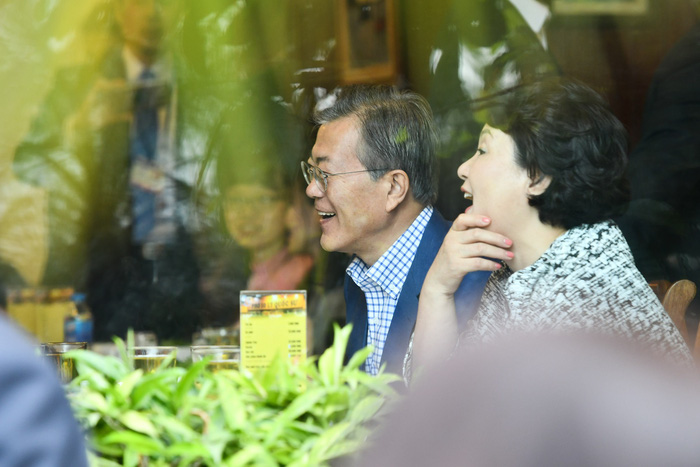 South Korean President Moon Jae-in and his spouse talk before their breakfast. Photo: Tuoi Tre