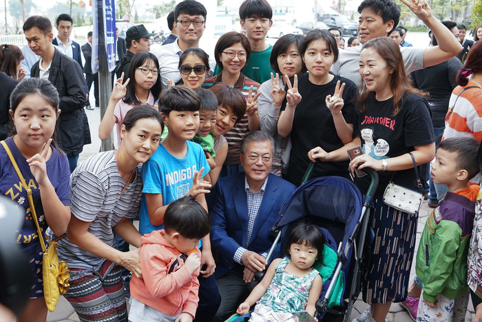 South Korean President Moon Jae-in poses with South Korean expats in Hanoi. Photo: Tuoi Tre