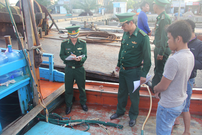 Officers assess the damage on two Vietnamese fishing ships after they were attacked by Chinese vessels near Hoang Sa (Paracel) Islands in the East Vietnam Sea on March 22, 2018. Photo: Tuoi Tre