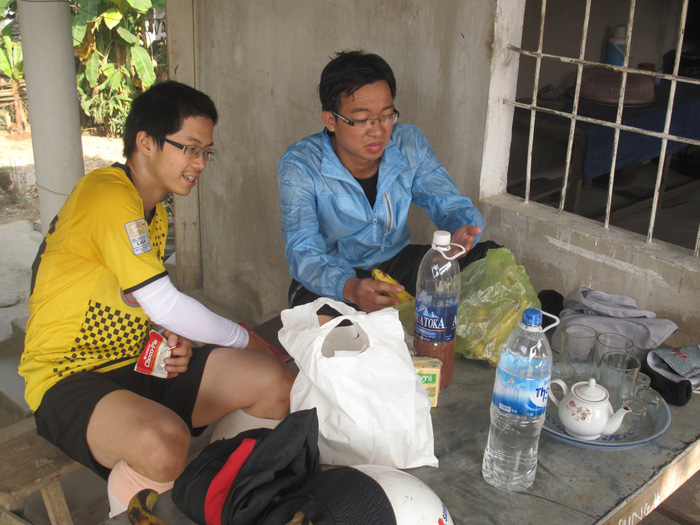 Cao Duc Thai (R) eats while taking a break during his Hanoi-Ho Chi Minh City journey in 2014. Courtesy of Thai