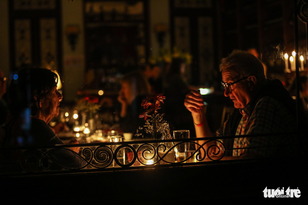 A restaurant on Trang Tien Street in Hanoi uses only candles during the Earth Hour.