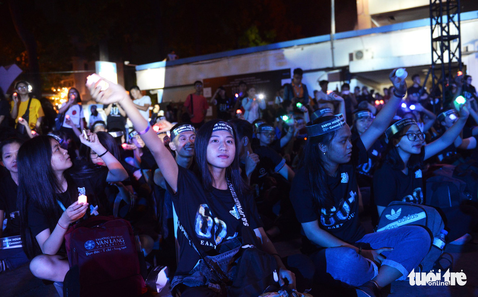 Young people raise their candles at the Earth Hour event in Ho Chi Minh City.