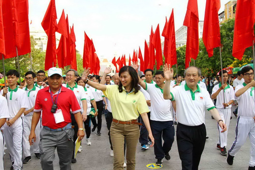 Government officials lead the group ‘running for people’s health’ in Ho Chi Minh City, March 25, 2018. Photo: Tuoi Tre