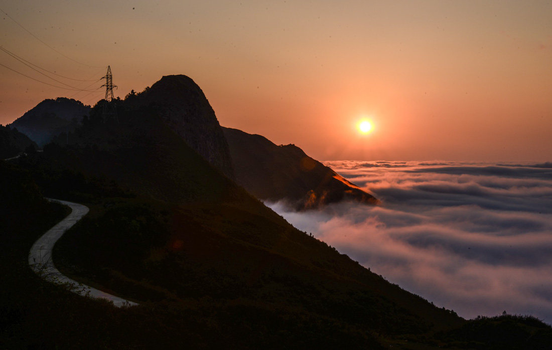 The view at the top of the mountain at dawn. Photo: Tuoi Tre