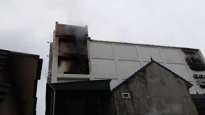 Smoke still lingered on the two floors after the flames were extinguished. Photo: Tuoi Tre