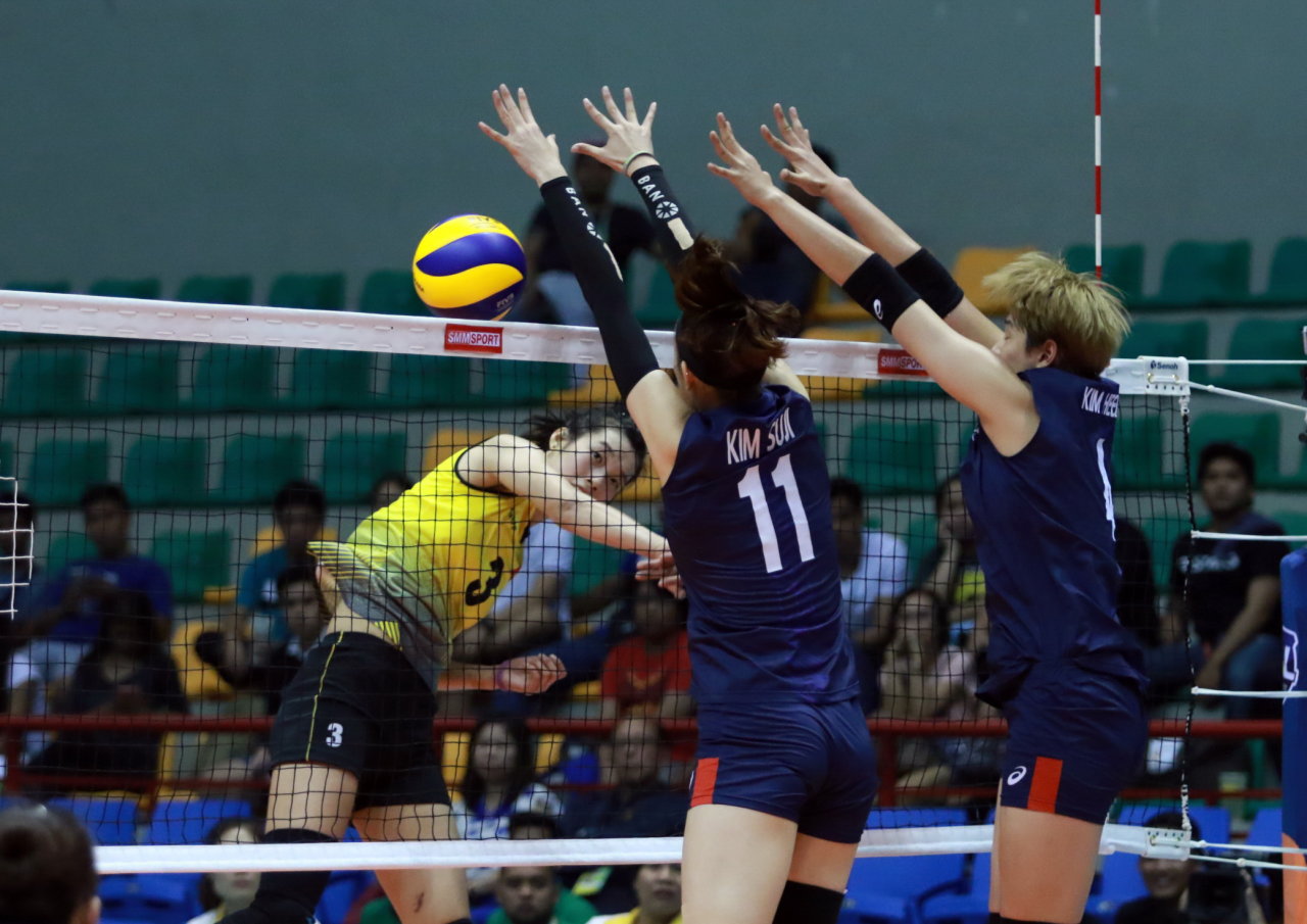 Tran Thi Thanh Thuy (L) plays for Vietnam in a match against South Korea at the 2017 Asian Women's Volleyball Championship in Manila, Philippines. Photo: AVC