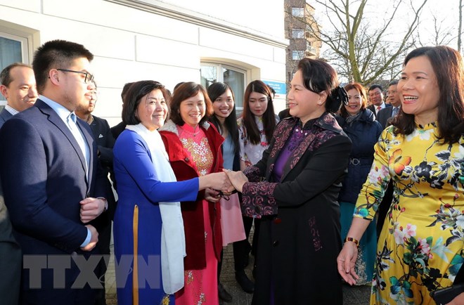 National Assembly Chairwoman Nguyen Thi Kim Ngan (R, 2nd) meets the Vietnamese community in the Netherlands. Photo: Vietnam News Agency