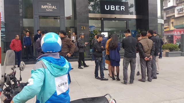 Uber drivers are seen in front of the company's headquarters in Hanoi on March 26, 2018. Photo: Tuoi Tre