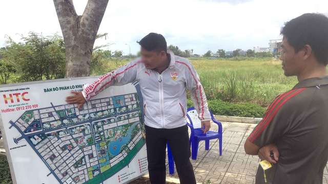 A man introduces a piece of land in District 9, Ho Chi Minh City to a prospective buyer. Photo: Tuoi Tre