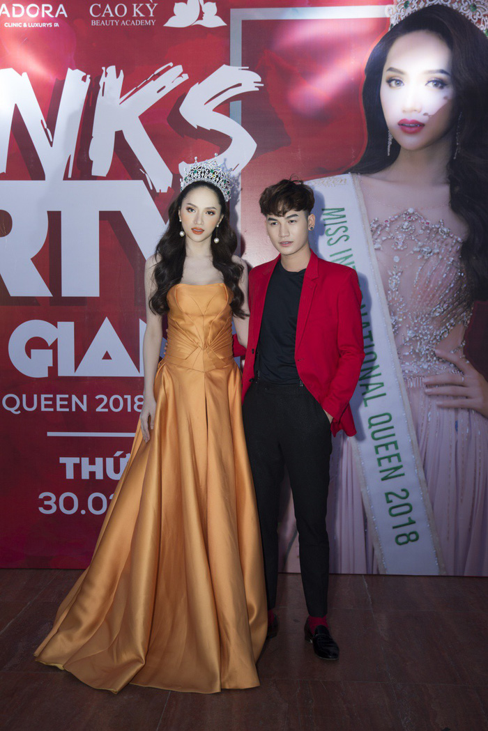 Nguyen Huong Giang (L) takes photos with a guest during a thank-you party in Ho Chi Minh City, March 30, 2018. Photo: Tuoi Tre