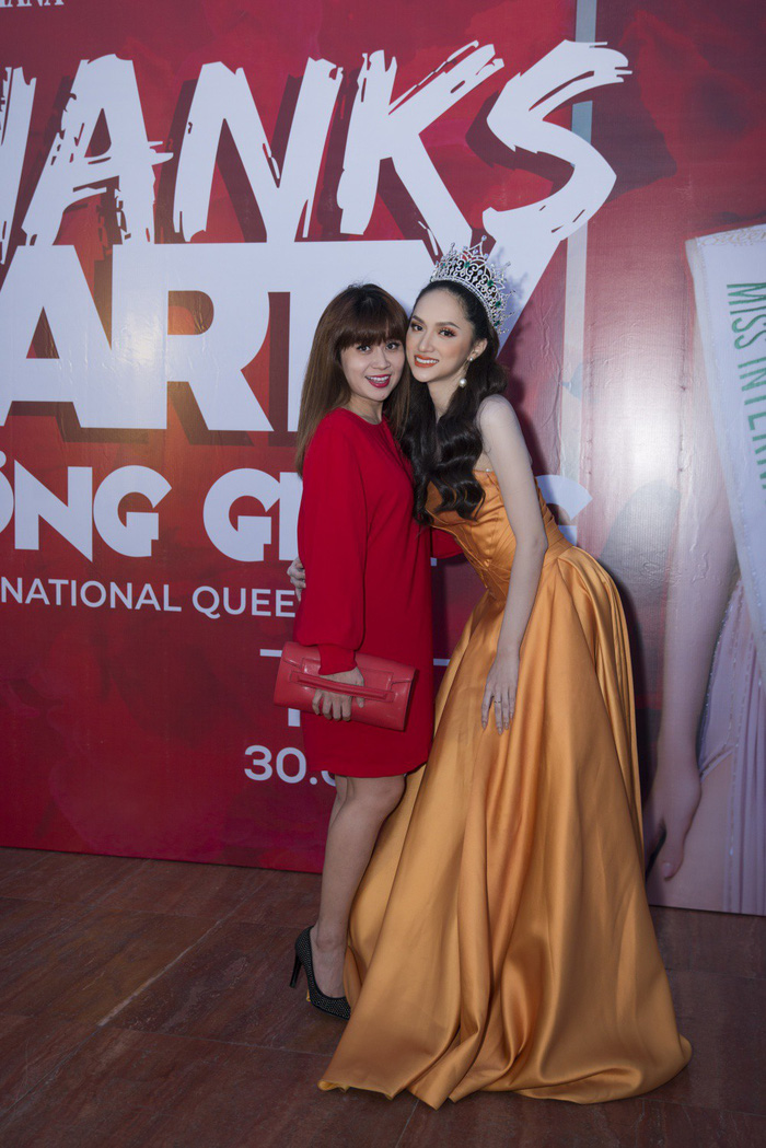 Nguyen Huong Giang (R) takes photos with a guest during a thank-you party in Ho Chi Minh City, March 30, 2018. Photo: Tuoi Tre
