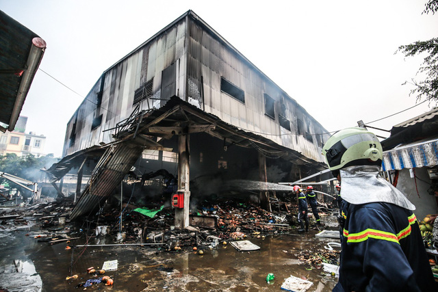 The two-story main section of the market in the wake of the flames. Photo: Tuoi Tre