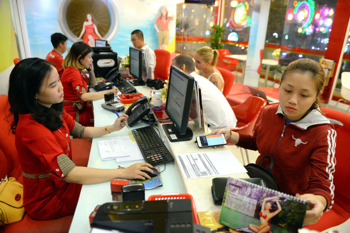 Passengers book their flight tickets at an agency in Ho Chi Minh City. Photo: Tuoi Tre
