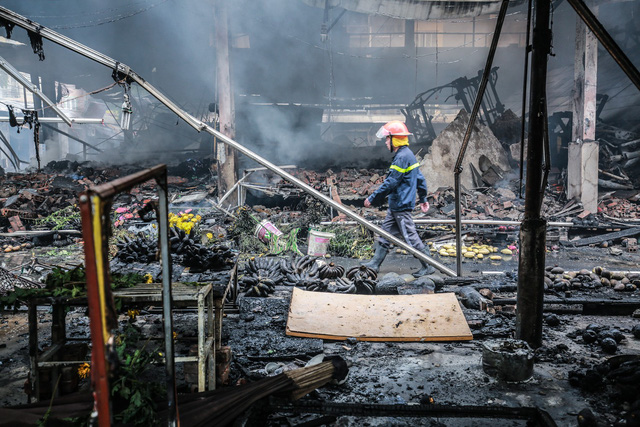 Products and stalls inside the venue are completely burned down. Photo: Tuoi Tre