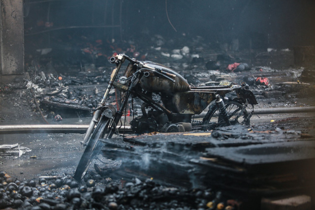 A motorbike is destroyed by the fire. Photo: Tuoi Tre