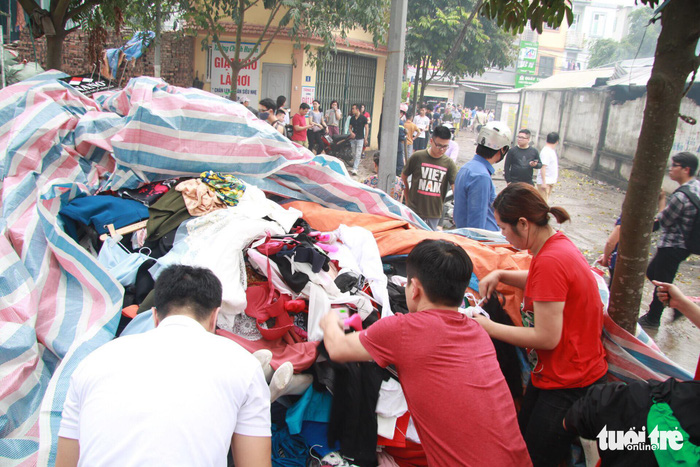 Local residents help sellers gather their goods. Photo: Tuoi Tre