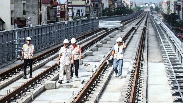 Workers work on the construction site of the Cat Linh - Ha Dong urban railway line in Hanoi. Photo: Tuoi Tre