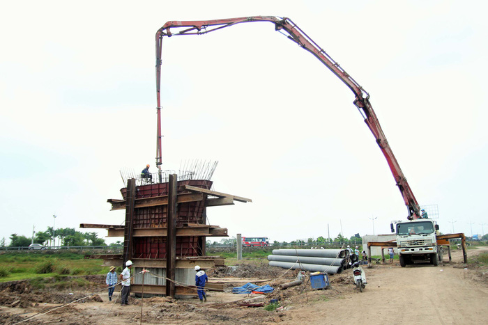 Only a few workers are seen at the construction site of the Trung Luong - My Thuan expressway in Than Cuu Nghia Commune, Chau Thanh District, Tien Giang Province. Photo: Tuoi Tre