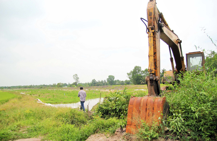 An excavator is abandoned along a section of the Trung Luong - My Thuan construction. Photo: Tuoi Tre