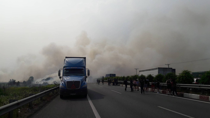 An extensive dense cloud of smoke covers part of the Ho Chi Minh City-Long Thanh-Dau Giay Expressway, southern Vietnam April 3, 2018. Photo: Tuoi Tre