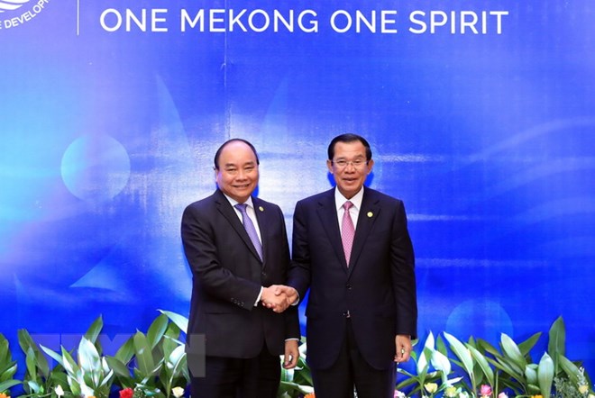 PM Nguyen Xuan Phuc (L) shakes hands with Cambodian PM Samdech Techno Hun Sen in Siam Reap on April 4, 2018. Photo: Vietnam News Agency