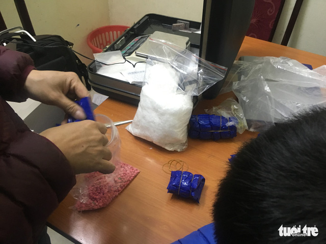 The drugs are confiscated by police officers. Photo: Tuoi Tre