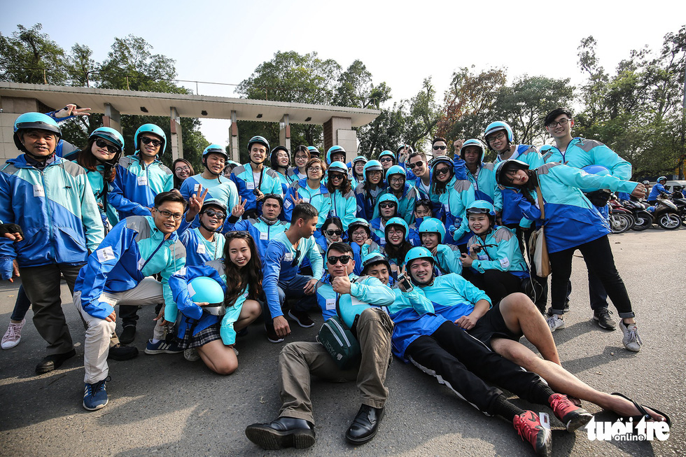 Uber drivers take a group photo outside the Thong Nhat Park in Hanoi after their parade on the last day of the company’s operation in Vietnam, April 8, 2018. Photo: Tuoi Tre