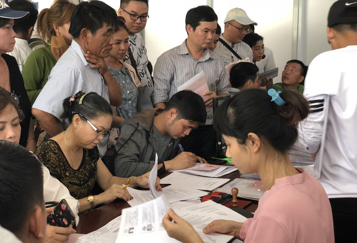 People carry out procedures for land transactions at a notary public office on Phu Quoc. Photo: Tuoi Tre