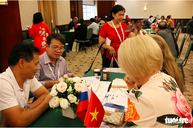 Representatives from Vietnamese and Russian firms discuss at the Vietnam-Russia Business Forum in Ho Chi Minh City, April 10, 2018. Photo: Tuoi Tre