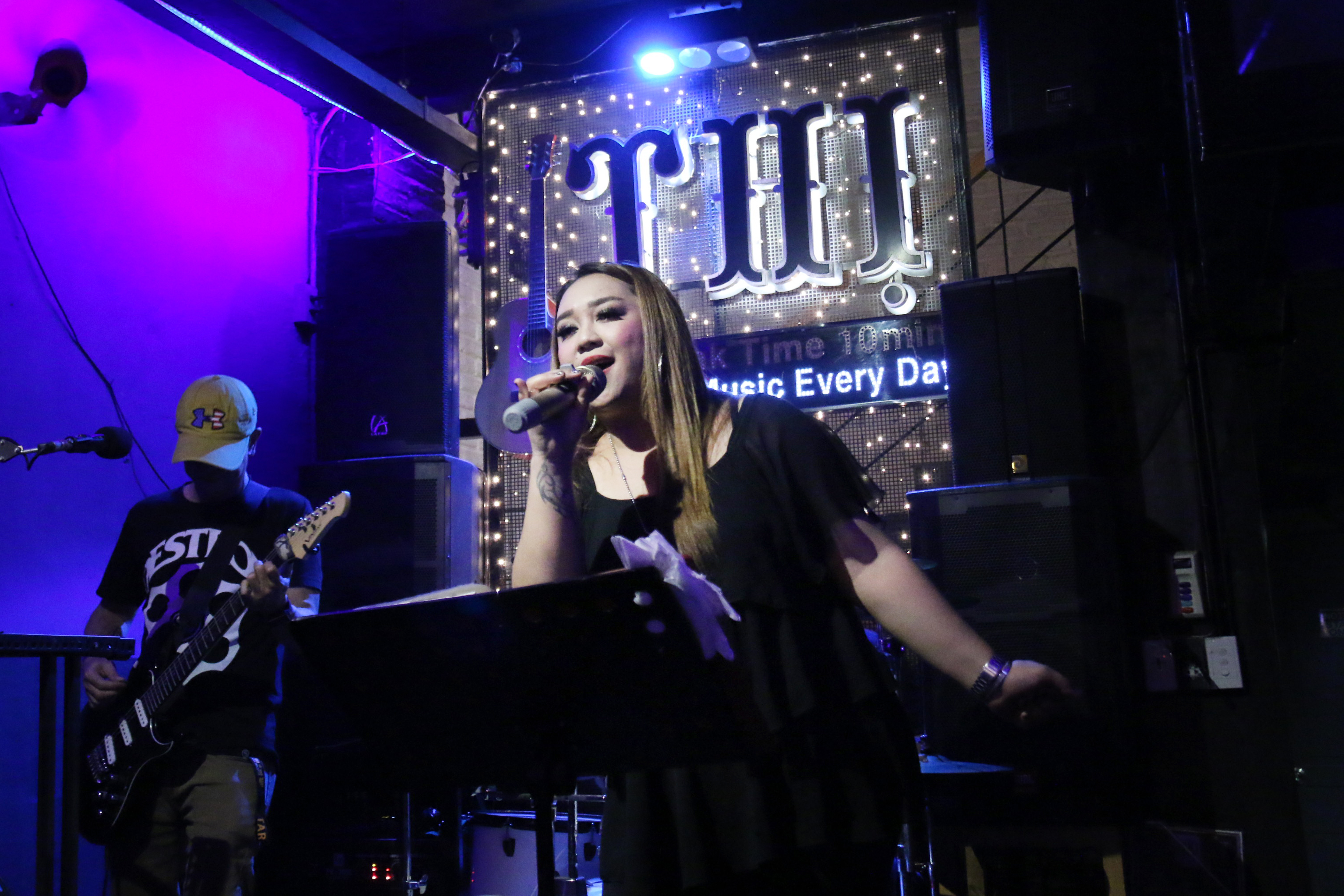 Filipino singer Kuleen is seen performing at a bar in Ho Chi Minh City. Photo: Tuoi Tre