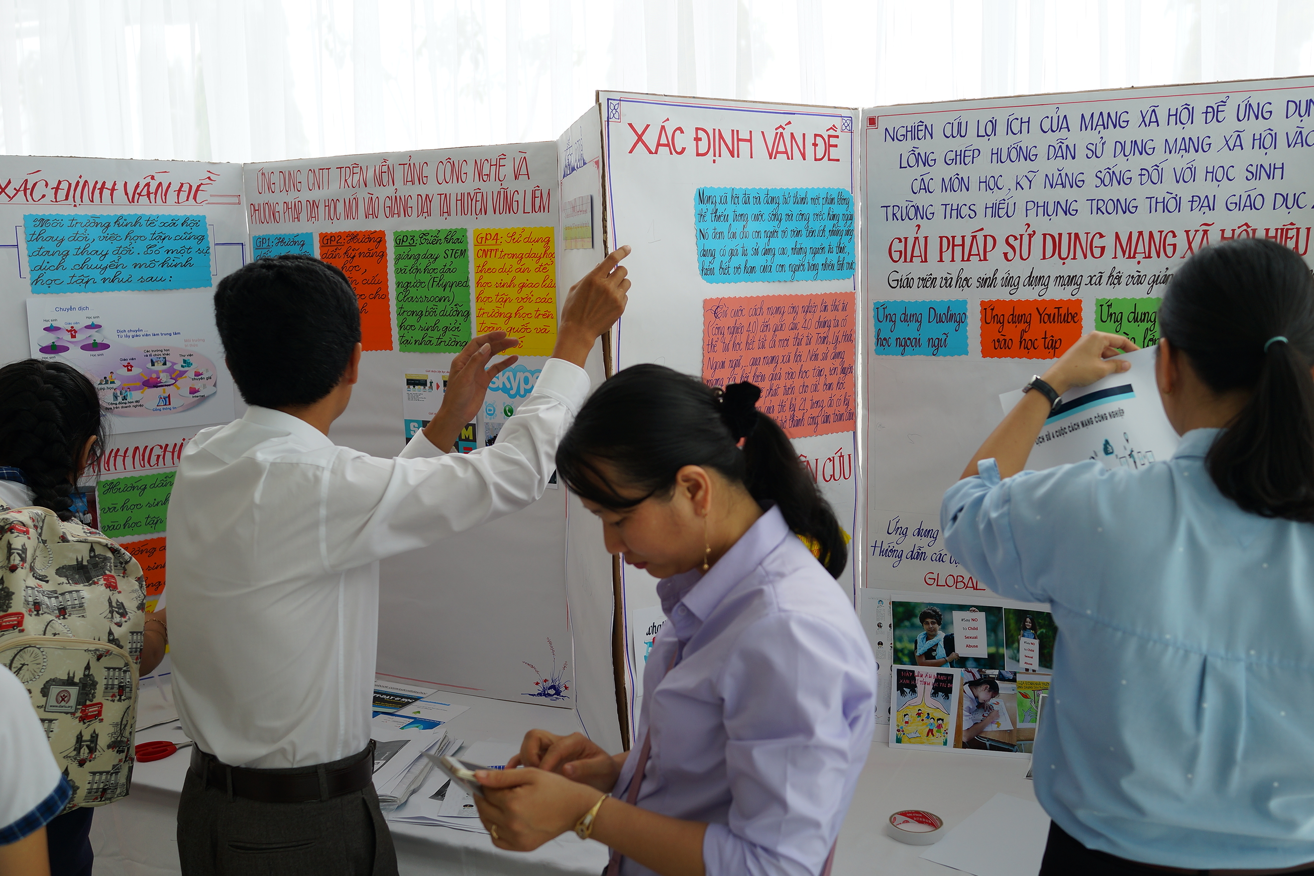 Local teachers and students display innovative educational practices at the ‘Enabling Boat’’s launch ceremony on April 10, 2018. Photo: Tien Bui