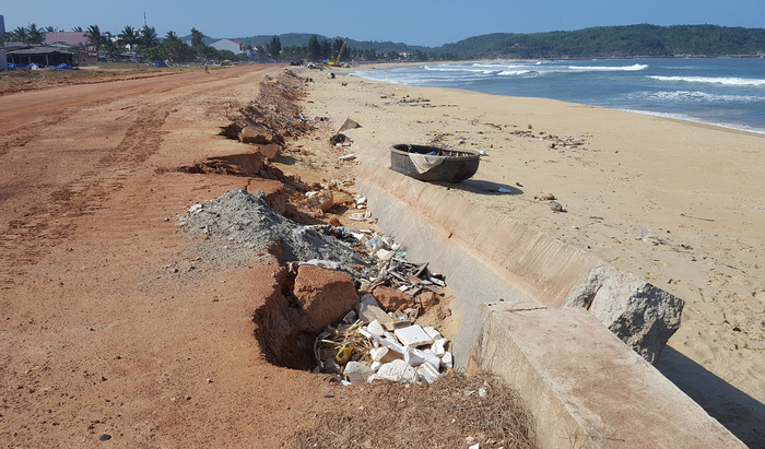Part of the revetment in Hoai Nhon District, Binh Dinh Province, Vietnam, is completely gone, leaving the dyke vulnerable to the sea. Photo: Tuoi Tre